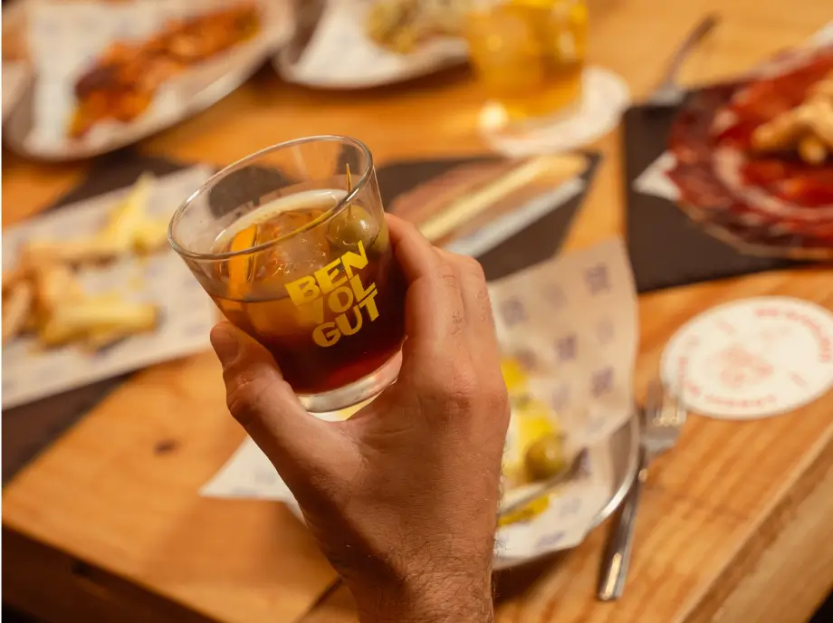 Copa de vermut premium con garnish de naranja en tour de tapas en Valencia.