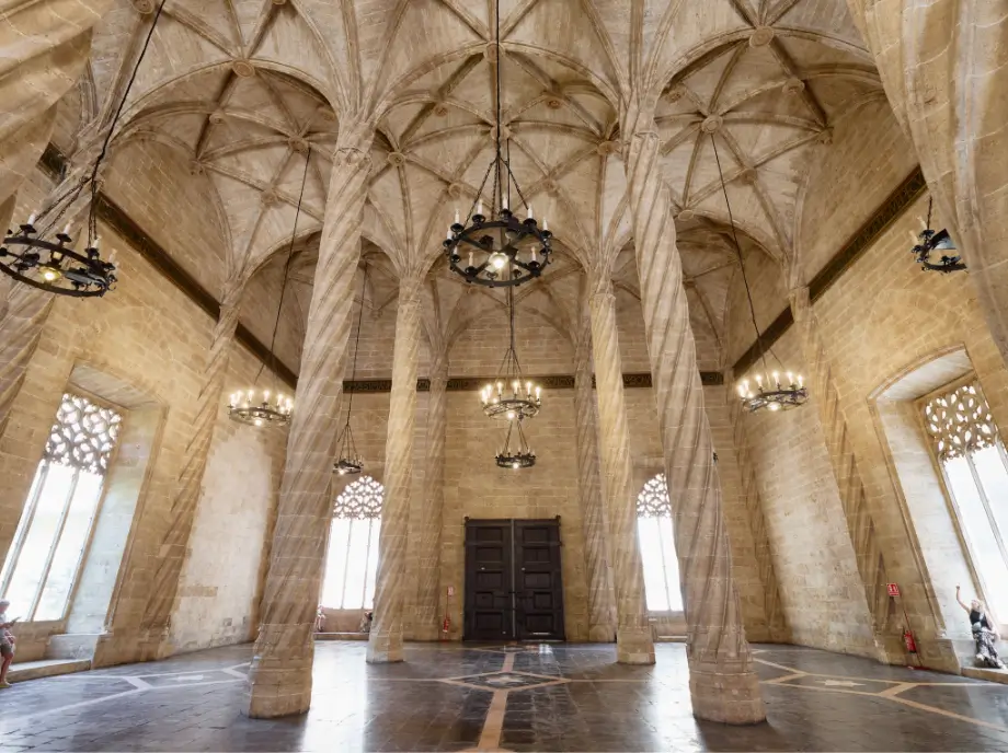Interior de la Lonja de la Seda, joya del gótico civil.