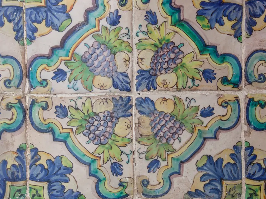 Mosaico histórico en Valencia, símbolo del legado de la seda.