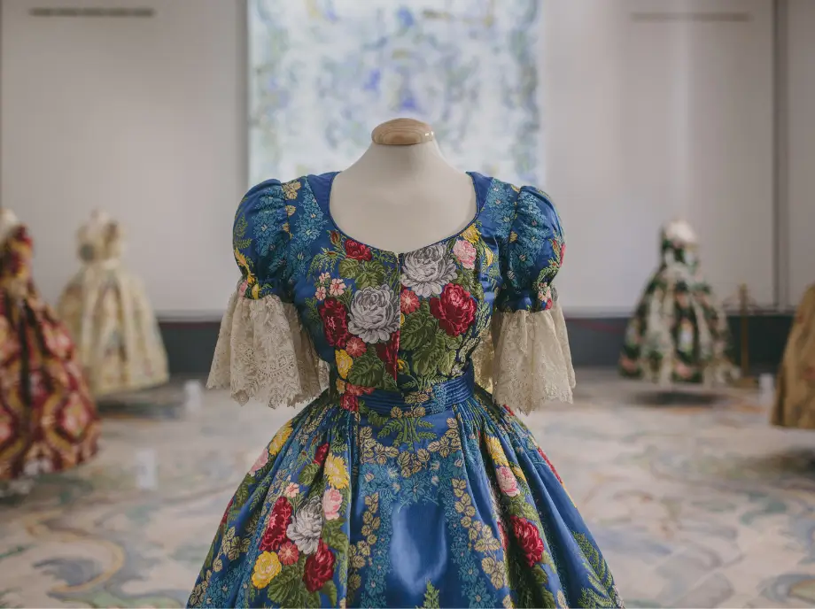 Vestidos de falleras, reflejo de la tradición sedera valenciana.