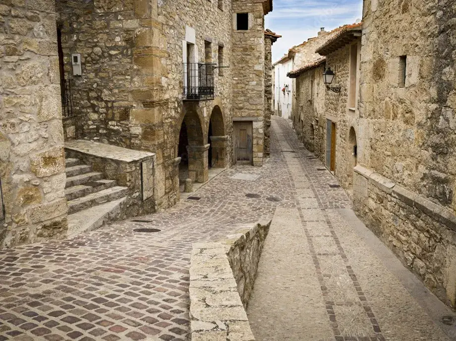 Calle empedrada del casco antiguo de Culla durante la visita guiada de la excursión desde Valencia