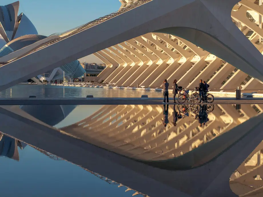 Visitantes en tour por Ciudad de las Artes y las Ciencias