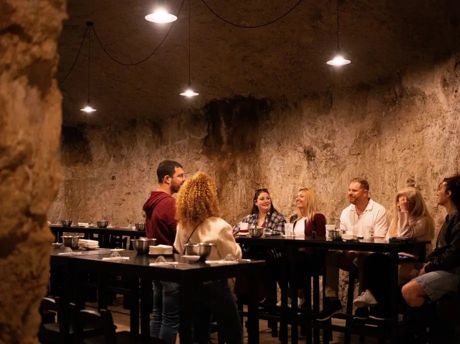 Sommelier explicando maridaje de vino y queso