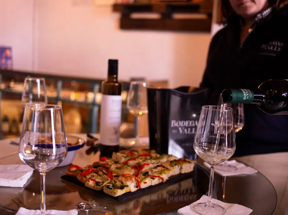 Degustación de vino durante cata de quesos en Utiel