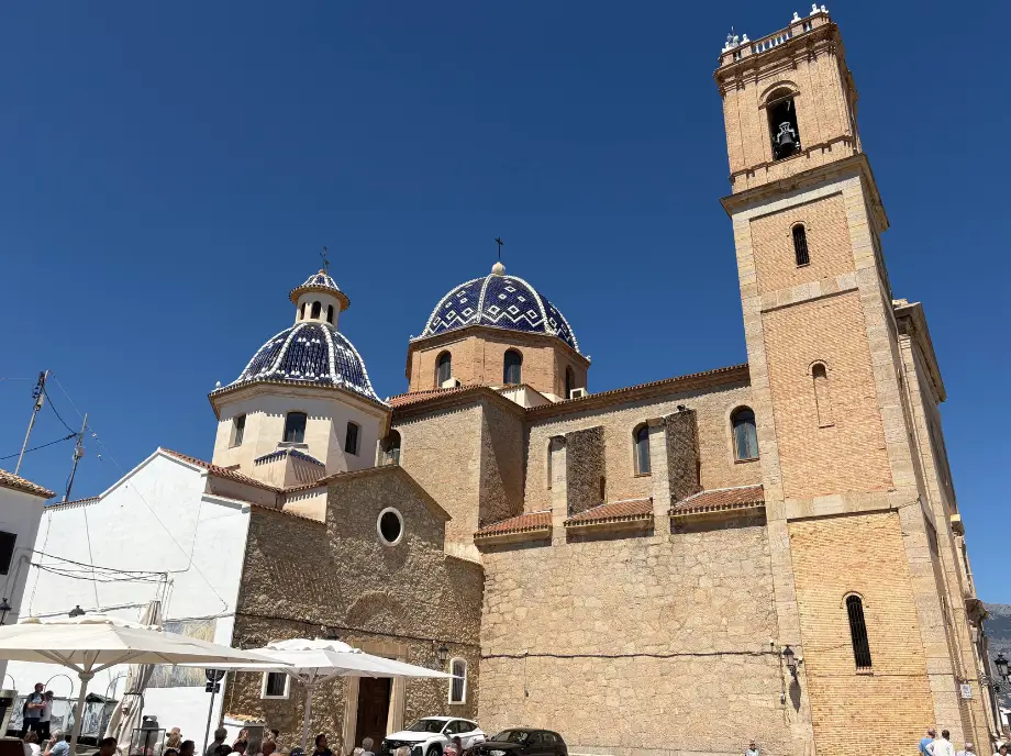 Casco antiguo de Altea: calles blancas con vistas al mar