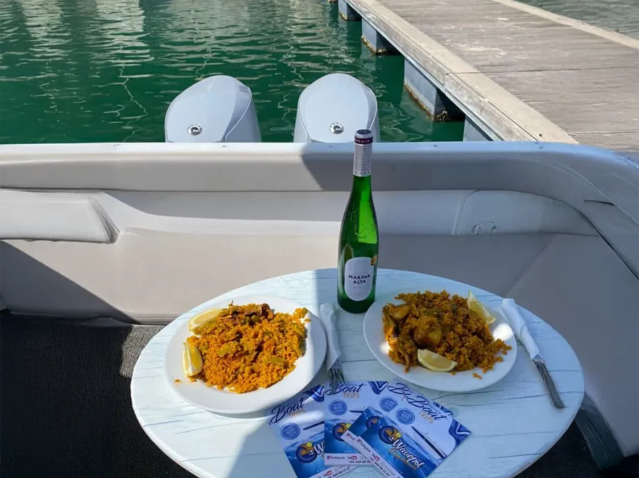 Paella valenciana servida en una lancha privada en Valencia