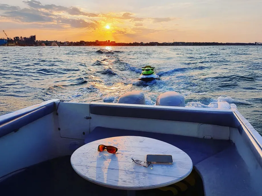 Experiencia de alquiler de lancha en Valencia al atardecer