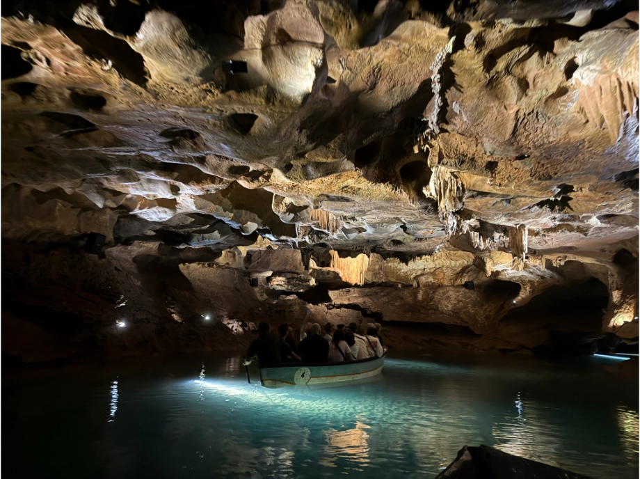 Recorrido en barca por el interior de las Cuevas de San José