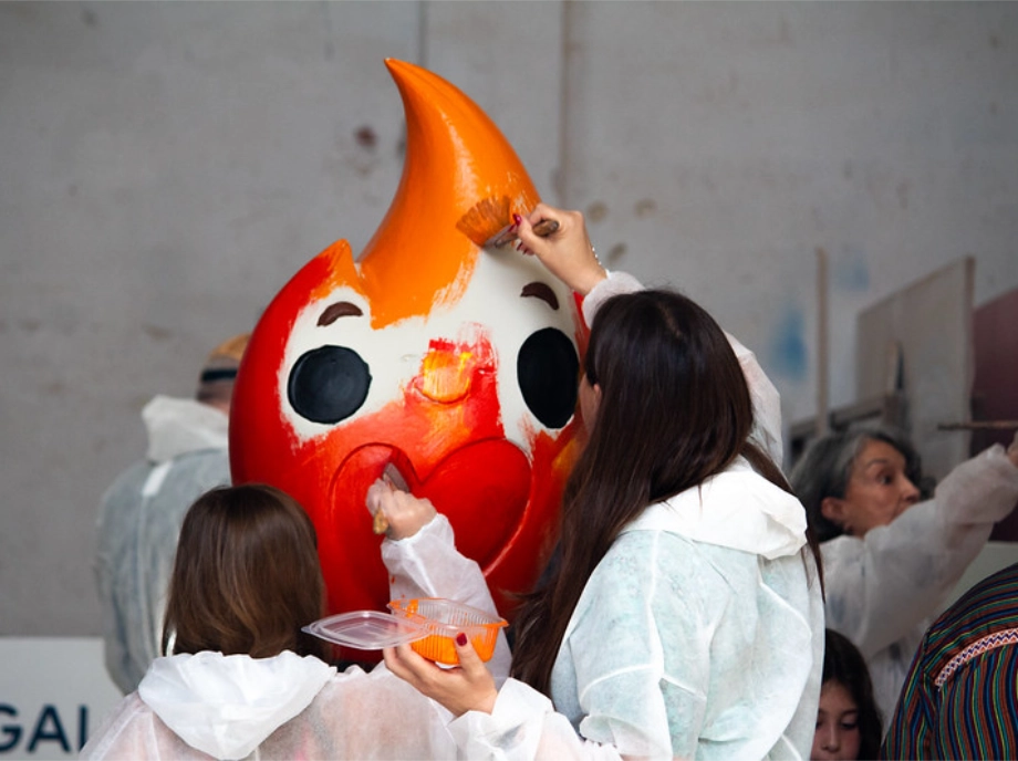 Pintando nintos en el taller fallero