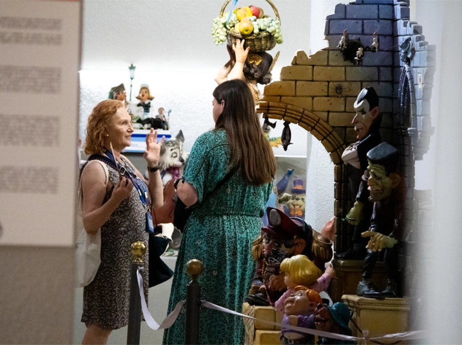 Ninots y participantes en el taller fallero