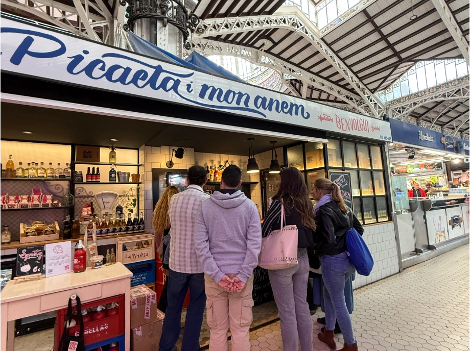 Puesto en el interior del Mercado Central de Valencia durante el tour