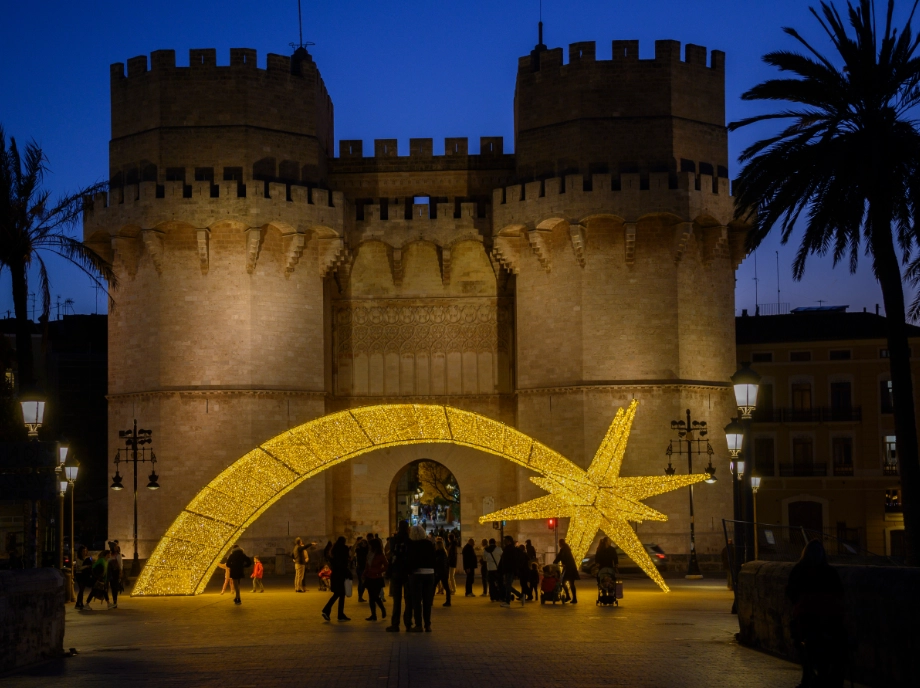 Decoración navideña en las torres Serranos