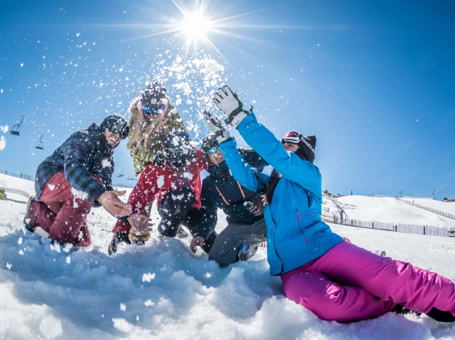 Groupe profitant de la neige
